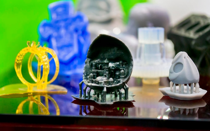 Foto fotopolímero de objetos impresos en impresora 3d de estereolitografía, tecnología de fotopolimerización líquida bajo luz ultravioleta. tecnología aditiva moderna progresiva.