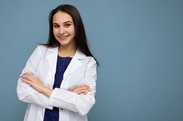 Fotoporträt der jungen hübschen schönen positiven lächelnden brünetten Frau mit aufrichtigen Gefühlen