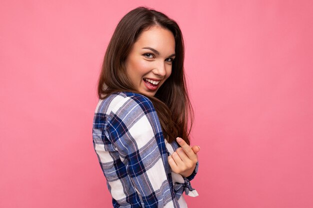 Fotoporträt der jungen schönen lächelnden Hippie-Brünettefrau im modischen blauen und weißen Hemd sexy