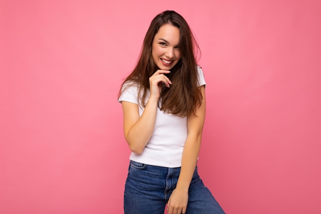 Fotoporträt der jungen schönen lächelnden Hipster-Brünettenfrau im weißen T-Shirt mit Modell. Sexy