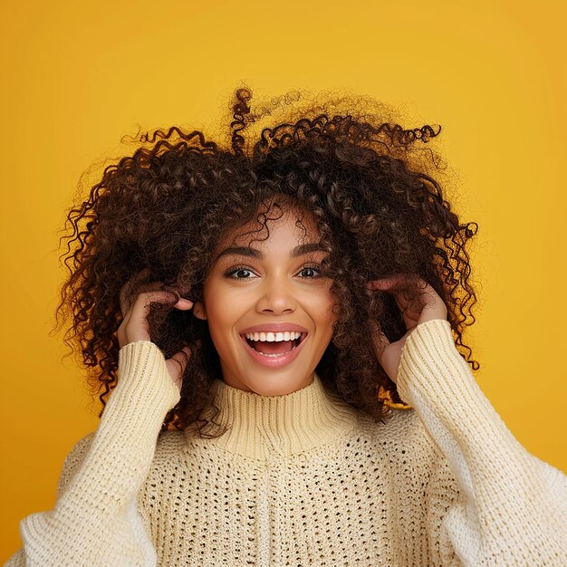 Foto fotoporträt einer jungen schönheit, einer schwarzen afrikanischen frau, einem model mit lockigem haar, das für ein foto posiert