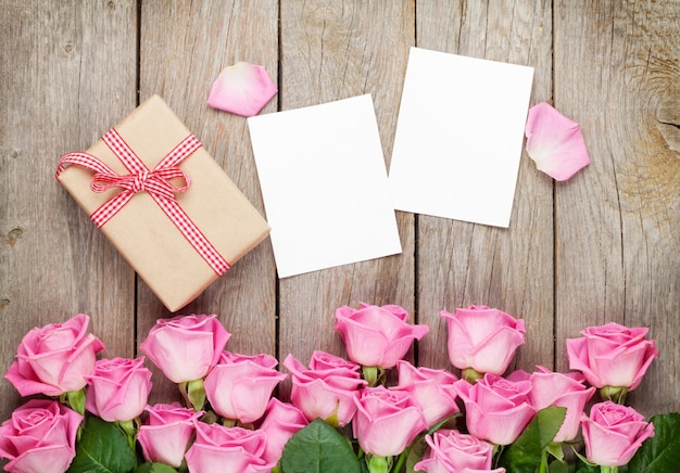Fotorahmen, Geschenkbox und rosa Rosen