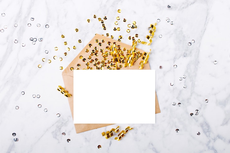 Foto fotorahmen oder geschenkkarte mit goldenen serpentinen. modellvorlage. von oben betrachten