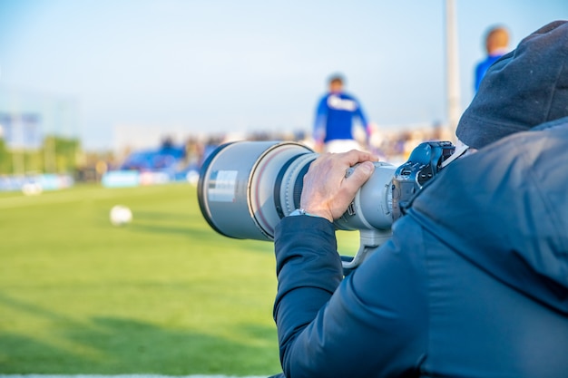 Fotorreportador con teleobjetivo en un partido de fútbol