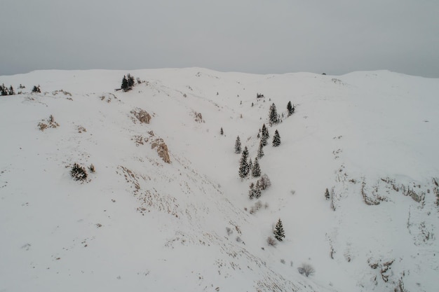 Fotos aéreas da montanha bosanska coberta de neve