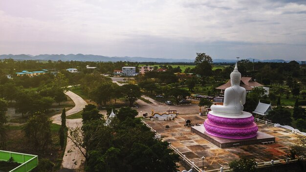 Foto fotos aéreas del estado de buda blanco en tailandia