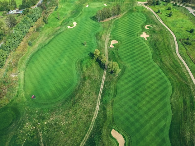 Fotos aéreas de palos de golf, césped verde, bosques, cortadoras de césped