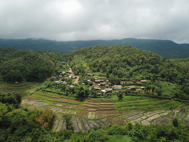 Fotos aéreas uma pequena aldeia na selva em chiang mai