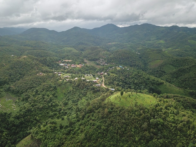 Fotos aéreas uma pequena aldeia na selva em chiang mai