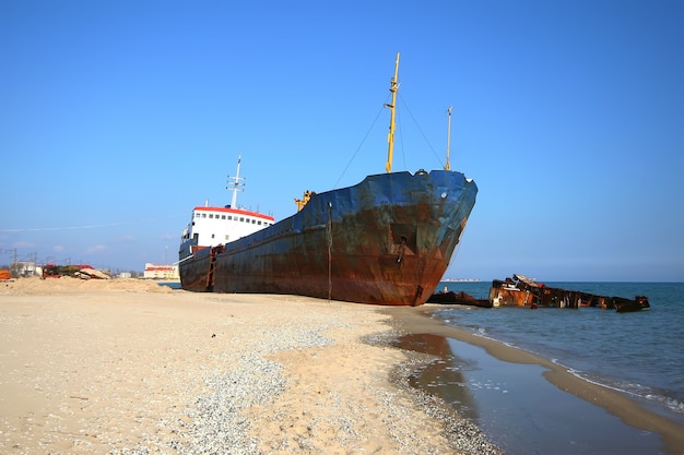 Fotos de barcos arrojados por una tormenta a la orilla del mar cerca de Odessa