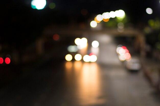 Fotos callejeras por la noche con bokeh de las luces del coche.