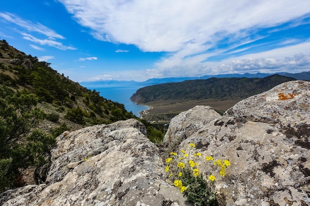 Fotos da natureza na trilha Golitsyn Paisagens do Mar Negro e as montanhas na vegetação Crimeia