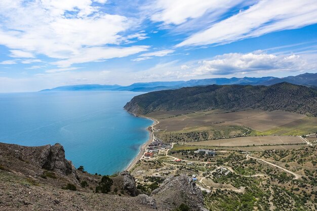 Fotos da natureza na trilha Golitsyn Paisagens do Mar Negro e das montanhas da Crimeia em vegetação Crimeia