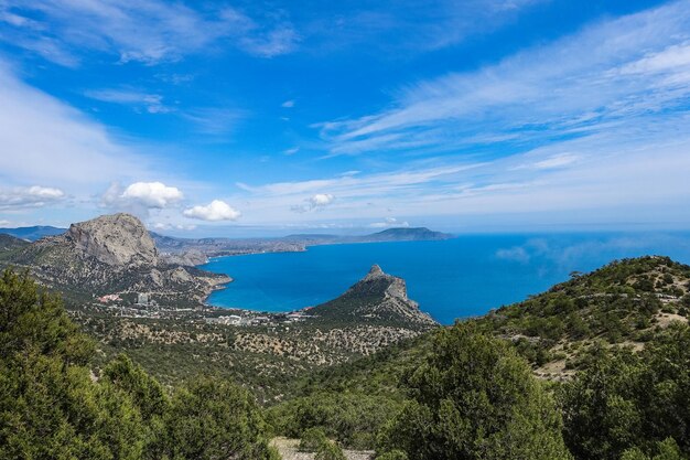 Fotos da natureza na trilha Golitsyn Paisagens do Mar Negro e das montanhas da Crimeia na vegetação Crimeia