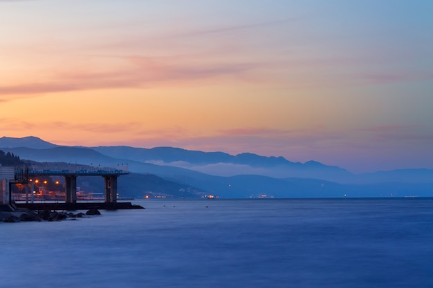 Fotos de Alushta Crimea da longa exposição da costa da noite passada / noite