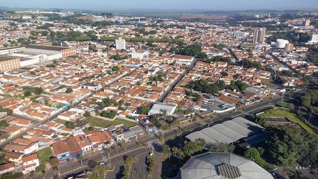 Fotos de drone de cidade pequena retratando partes de uma pequena cidade no brasil foto de drone