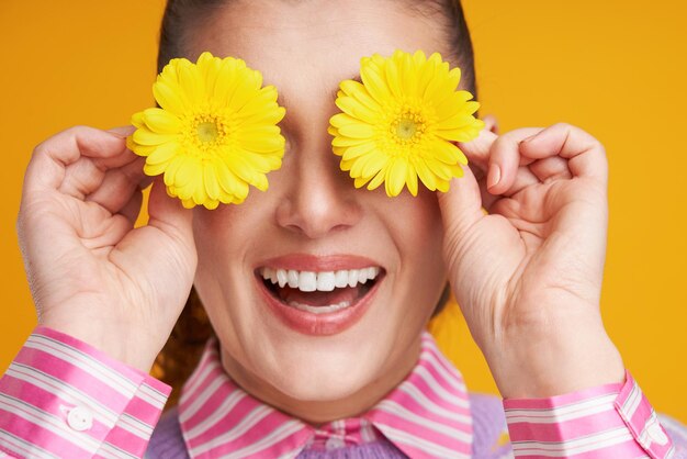 Foto fotos de estúdio de mulher sobre fundo amarelo estilo páscoa foto de alta qualidade