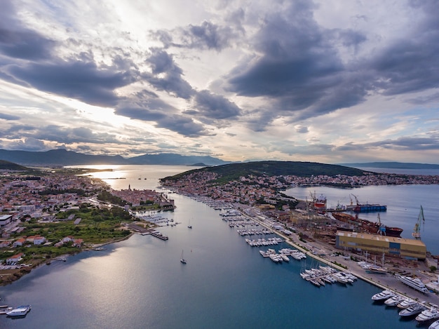 Fotos de iates e do centro histórico de Trogir do helicóptero. Mar adriático da Croácia