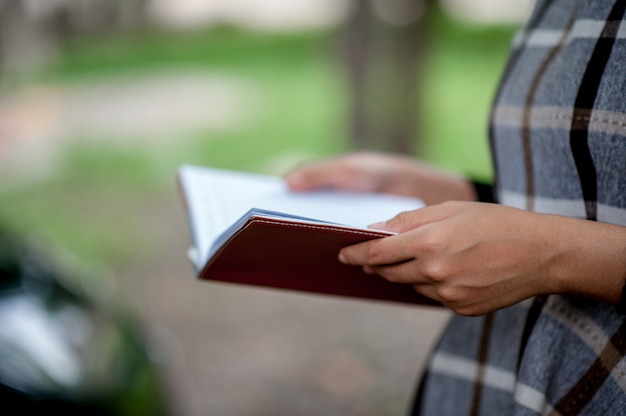 Foto fotos de mão e livros conceito de educação