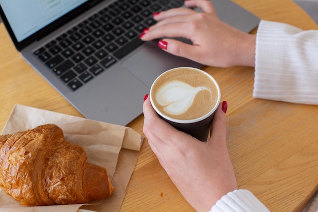 Fotos de mãos de mulheres segurando um copo de papel com café.