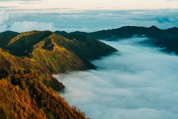 Fotos de Nuvens no Pico da Montanha