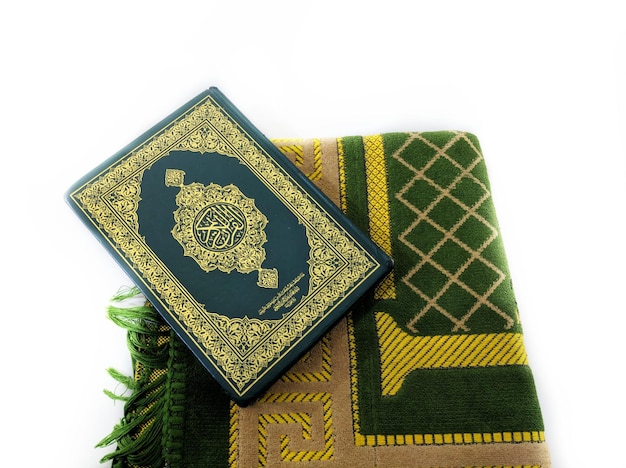 Fotos des Koran und Gebetsteppiche bereit für Ramadan Arabisch auf dem Cover wird als Koran übersetzt