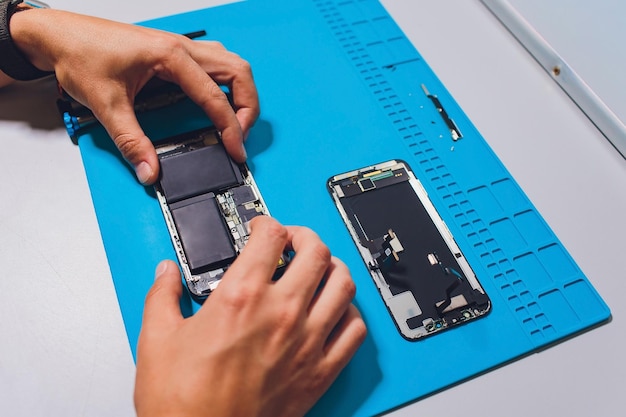 Fotos em close-up mostrando o processo de reparo de telefones celulares