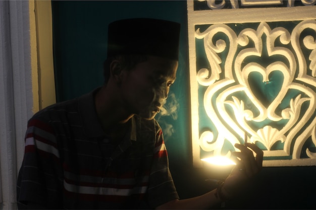 fotos de estudiantes islámicos indonesios con fondo oscuro