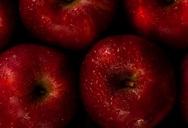 Fotos de manzanas tomadas muy de cerca desde arriba manzanas rojas con gotas de agua tomadas desde arriba