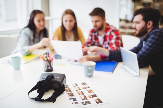 Fotos mit Virtual-Reality-Headset auf dem Tisch gegen Bildbearbeiter