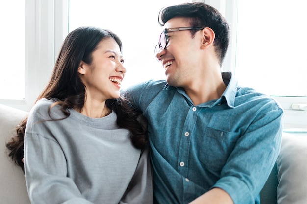 Fotos de pareja asiática en casa