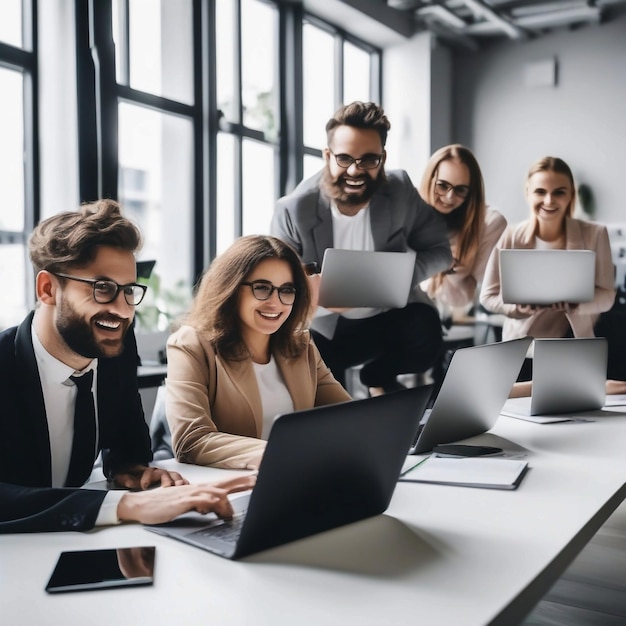 fotos de personas con computadoras portátiles en la oficina