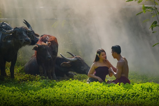 Fotos retrô do estilo de vida de rapazes e moças no campo na província de phra nakhon si ayutthaya