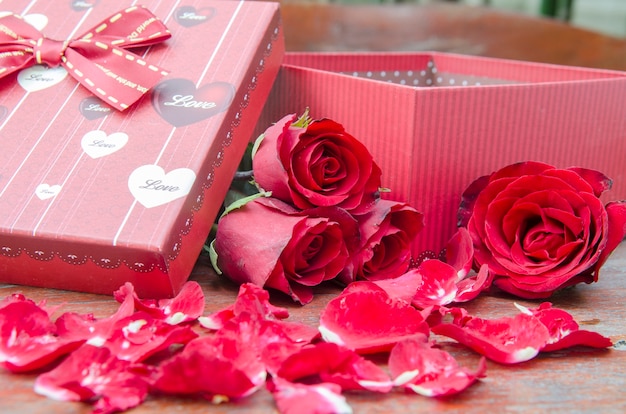 Fotos de rosas y regalos para el Día de San Valentín.