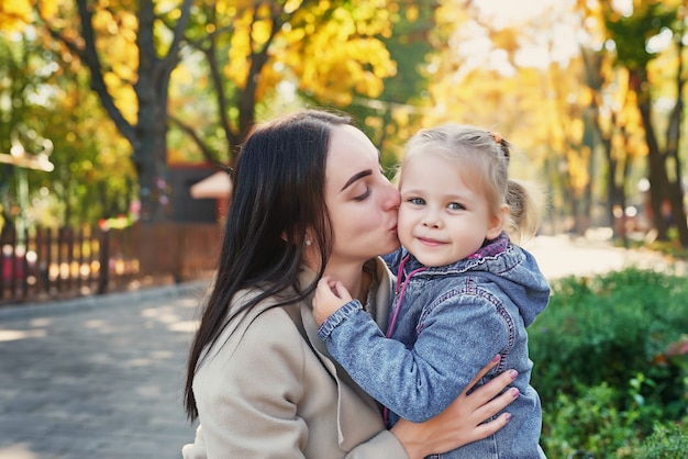 Fotosession der Mutter mit Tochter im Herbst Park