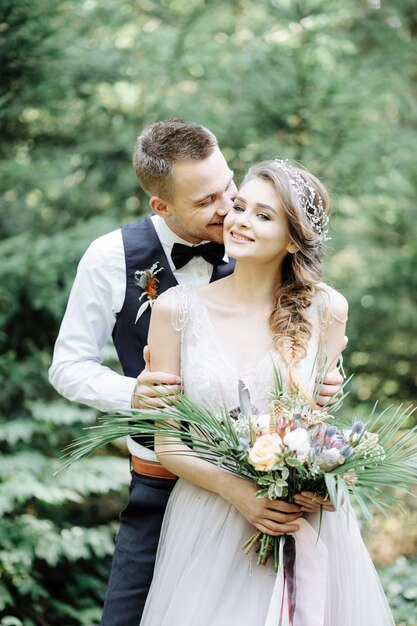 Fotosession eines verliebten Paares. Hochzeitszeremonie im Stil von Boho