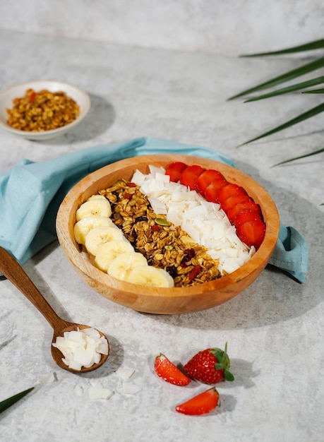 Foto fotoshooting einer gesunden smoothie-schüssel mit obst und muesli