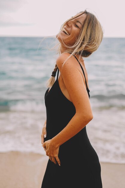 Fotoshooting einer schwangeren Frau, die am Strand spazieren geht