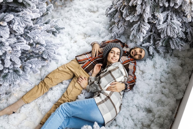 Fotoshooting im Studio eines jungen Paares Ein Mann mit einem Mädchen feiert die Liebesgeschichte von Weihnachten und Neujahr