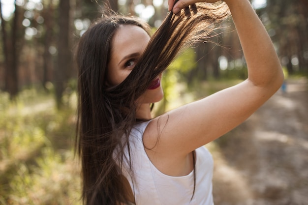 Fotoshooting im Wald. Einheit mit der Natur. junge Frau im Freien