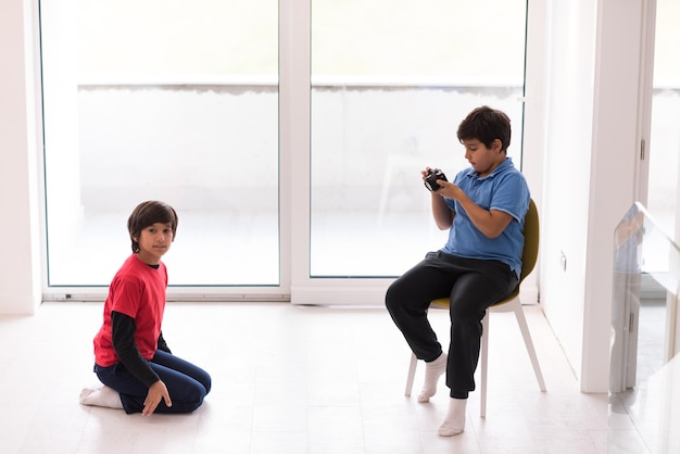 Fotoshooting mit Kindermodellen im Studio als neues modernes Zuhause