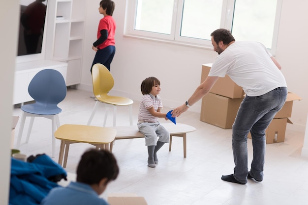 Fotoshooting mit Kindermodellen im Studio als neues modernes Zuhause