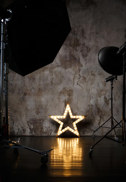 Fotostudio mit Lichtequipment und Dekorationsstern