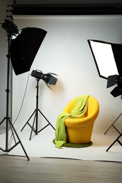 Fotostudio mit moderner Innenausstattung und Beleuchtung