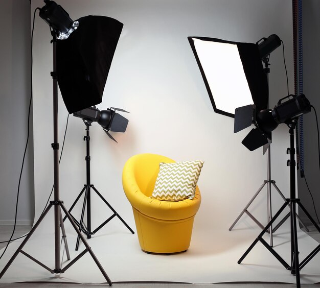 Foto fotostudio mit moderner innenausstattung und beleuchtung