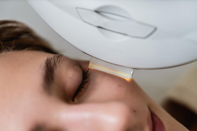 Foto fototerapia fotorejuvenecimiento ipl en un salón de belleza cuidado para una mujer cara foto de alta calidad.