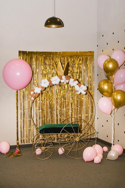 Foto fotozone für die geburtstagsfeier eines mädchens aschenputtel oder prinzessinnenkutsche und luftballons aus roségold