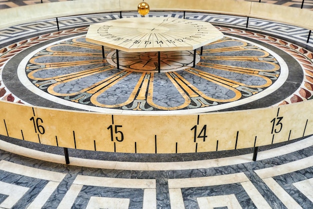 Foucaults Pendel Im Inneren des französischen Mausoleums für große Persönlichkeiten Frankreichs das Pantheon in Paris