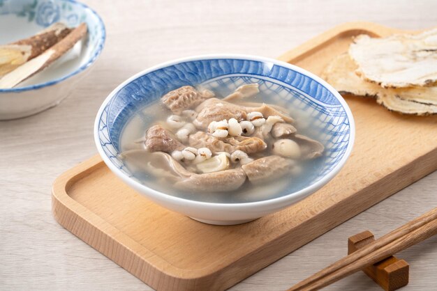 Four Tonics Soup Köstliches traditionelles chinesisches Essen mit Kräutergeschmack