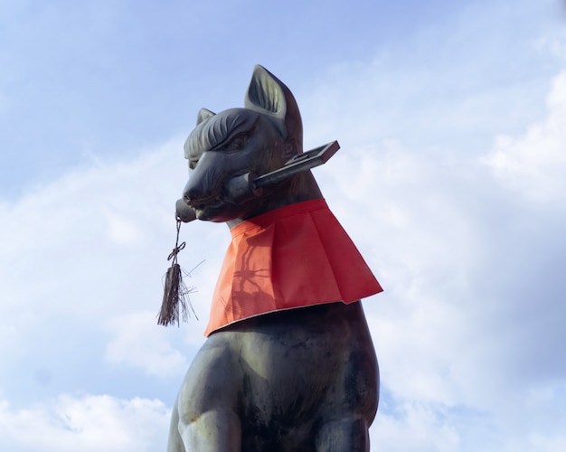 Foto fox-statue am fushimi inari taisha schrein, kyoto.